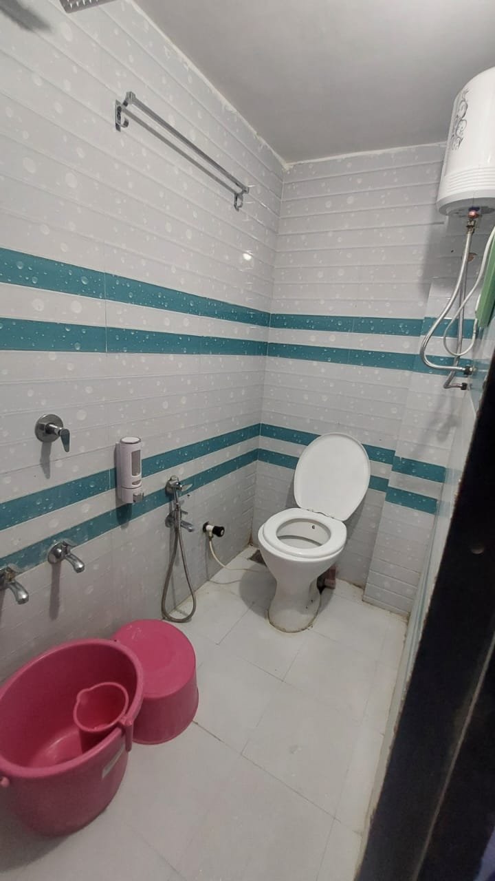 Attached bathroom with geyser at Madhav Homestay